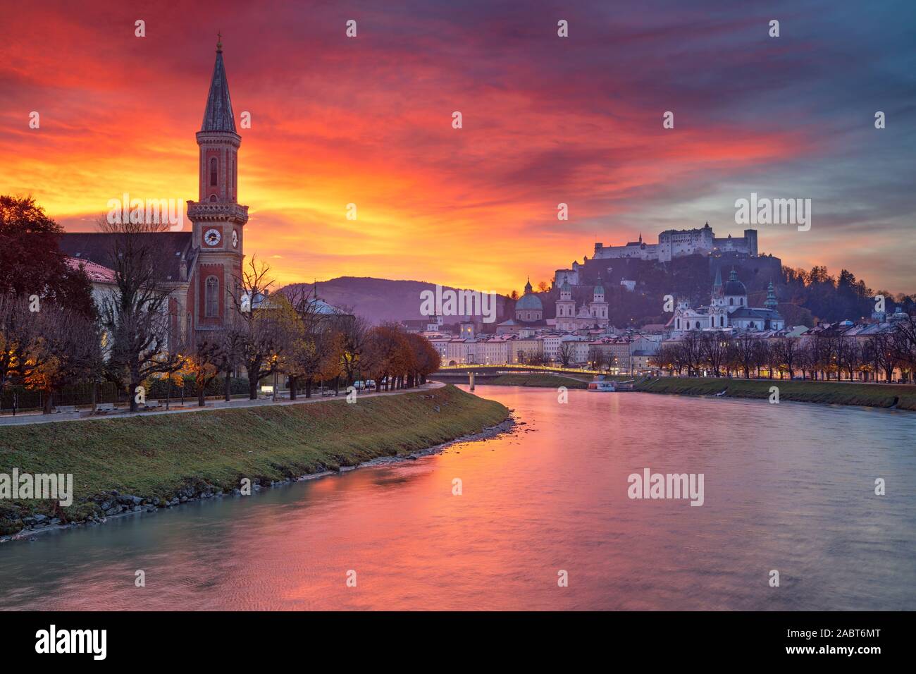 Salzbourg, Autriche. Paysage urbain panoramique image de la Salzbourg, Autriche avec cathédrale de Salzbourg au cours de l'automne beau lever du soleil. Banque D'Images