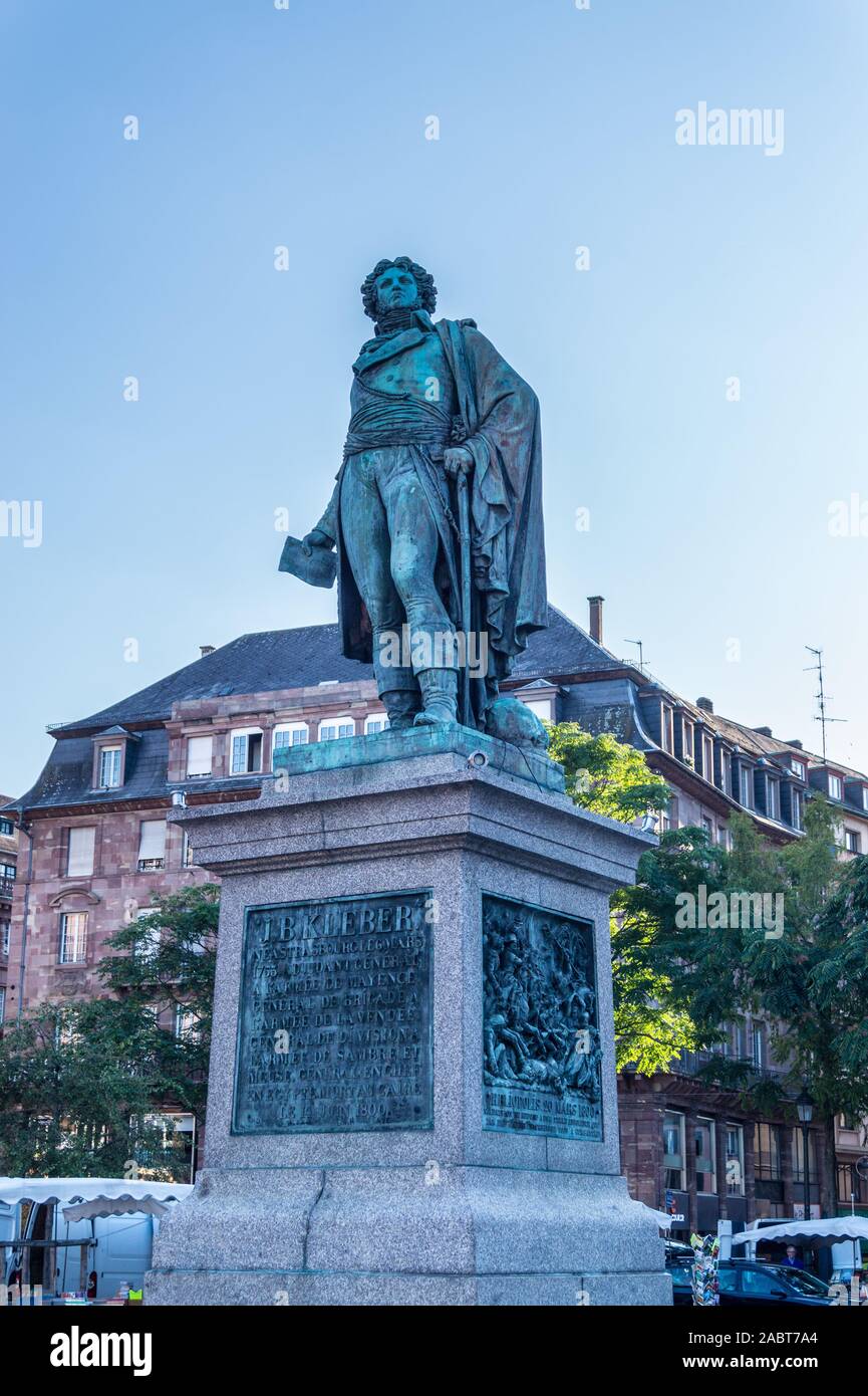 Statue en bronze de Jean-Baptiste Kléber, 1753-1800, sur sa tombe, Place Kléber, Strasbourg, Alsace, Grand Est, France Banque D'Images