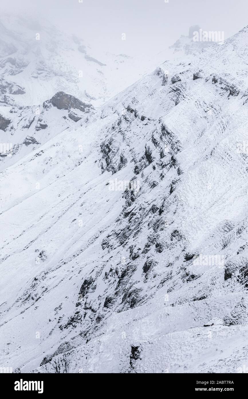Vue aérienne de montagnes aux sommets enneigés en jour nuageux de l'hiver au Matterhorn Glacier Paradise, Zermatt, Suisse. Banque D'Images