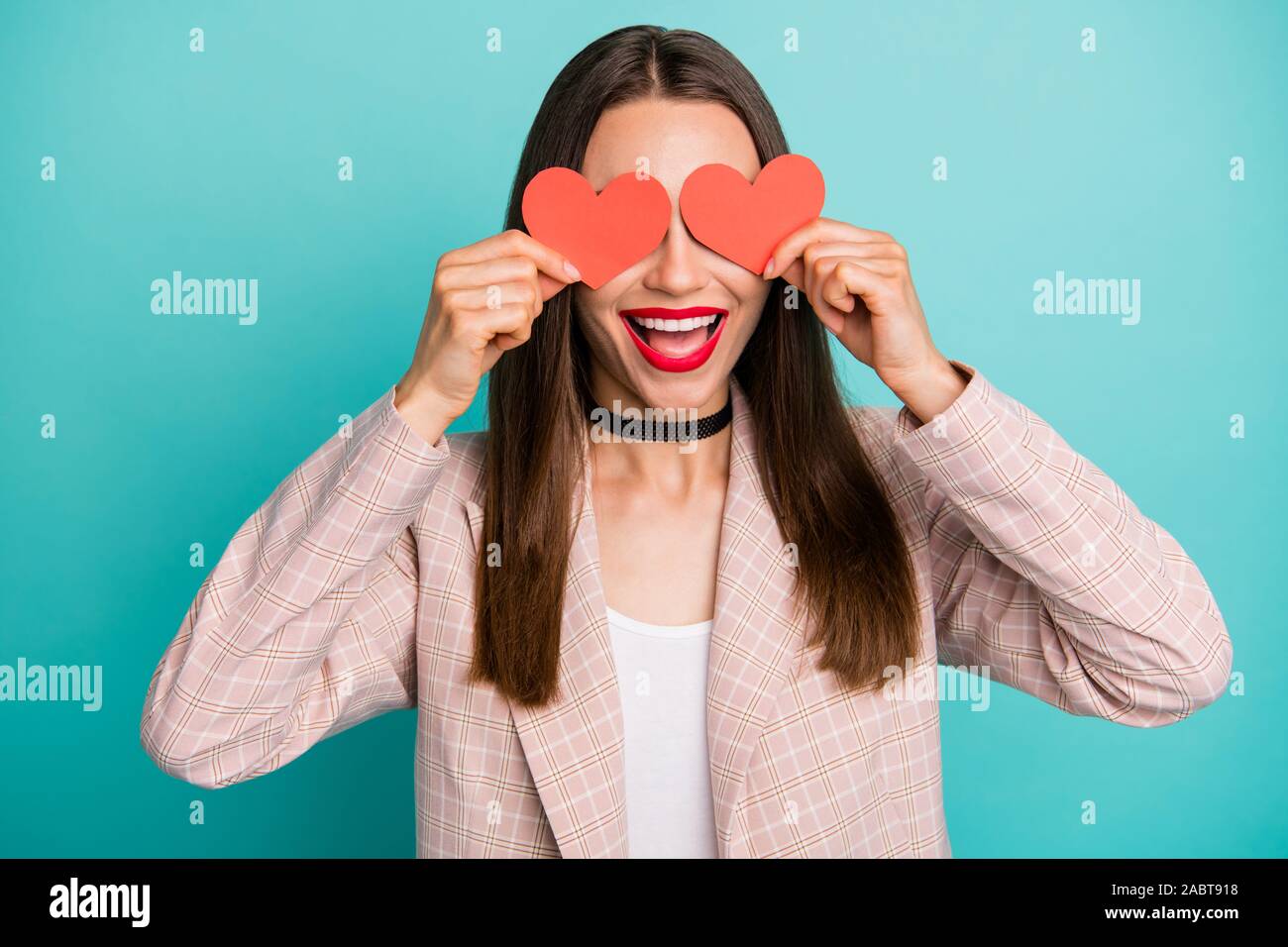 Close-up portrait of attractive cheerful nice belle fille brune droites gaies fermer les yeux avec un petit peu de coeur isolé sur vivid shine bright Banque D'Images