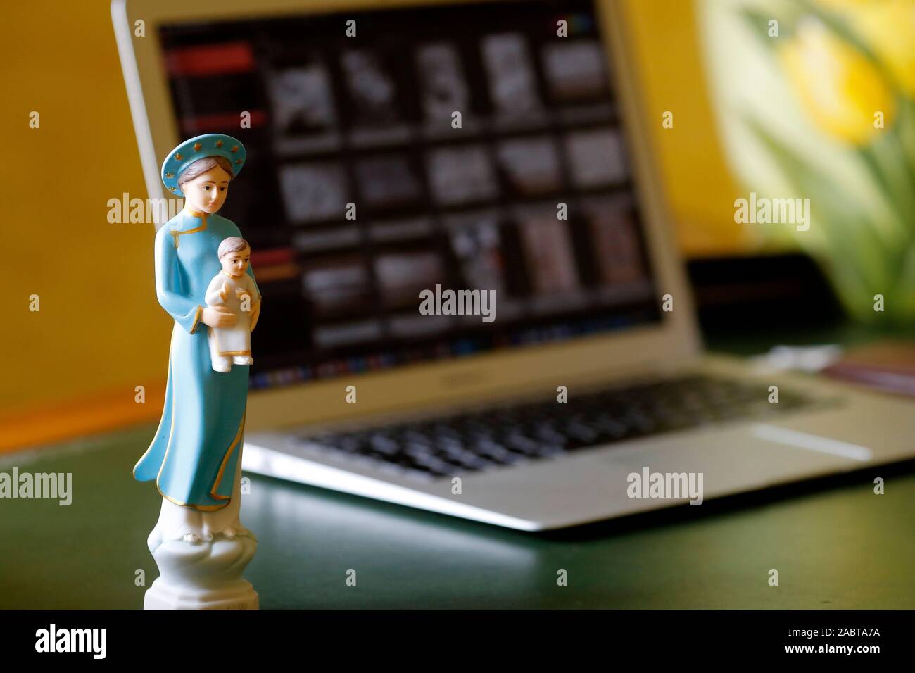 Vierge Marie et l'enfant Jésus Christ du prince et de l'ordinateur portable sur une table. La France. Banque D'Images