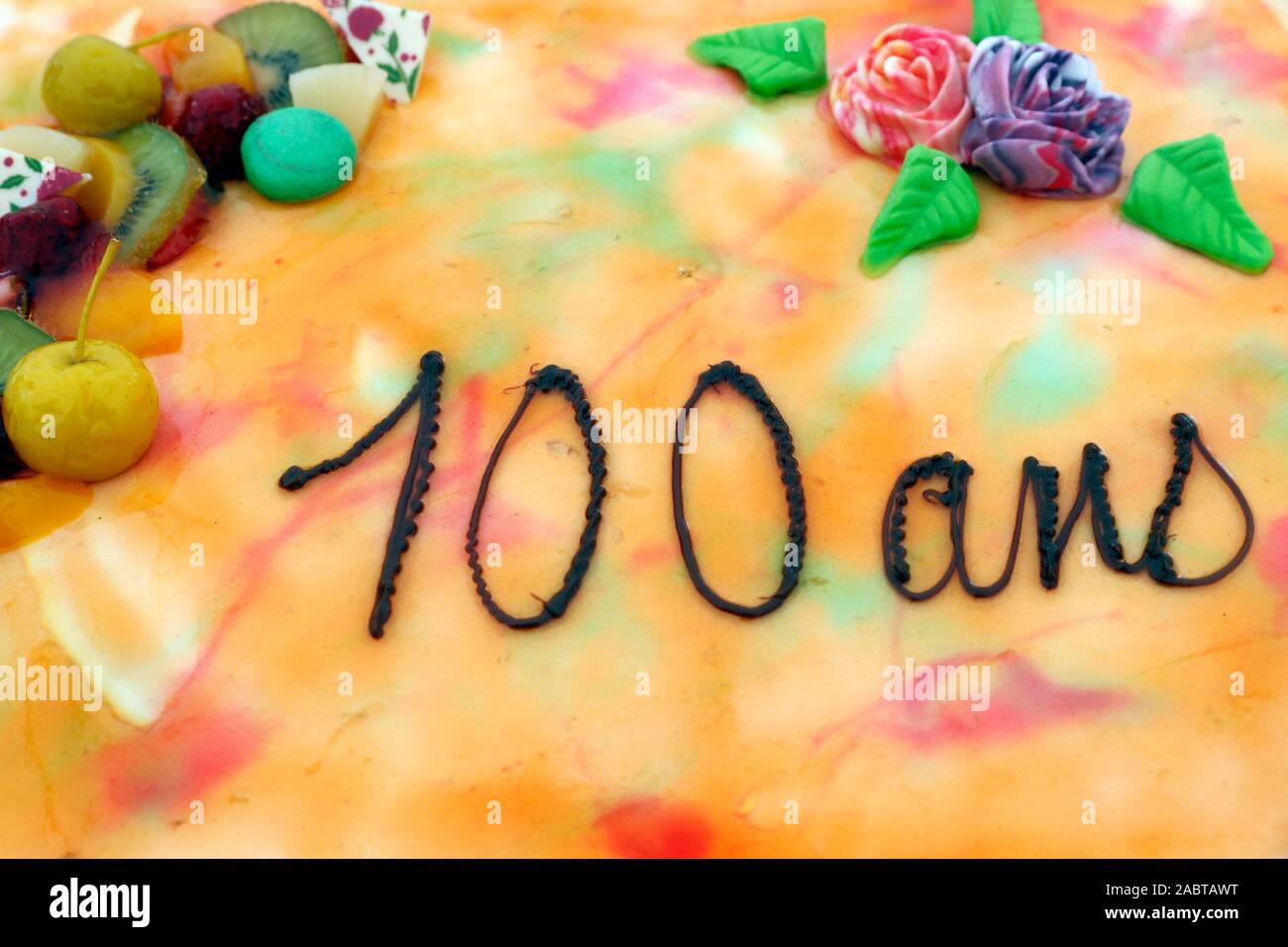 Vieille Femme Sur Son Cent Ans Heureux 100 Ans Gateau D Anniversaire La France Photo Stock Alamy