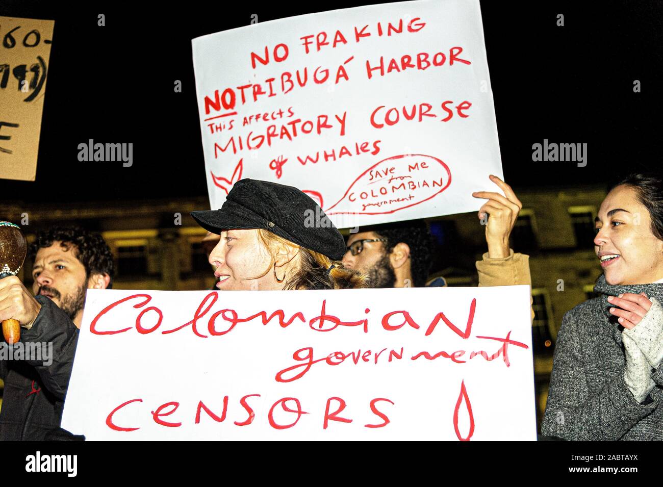 Edinburgh, Royaume-Uni. 21 Nov, 2019. Les manifestants tiennent des affiches pendant la démonstration.Les manifestants se sont réunis à l'ouest de la place du Parlement pour protester contre l'actuel gouvernement colombien des actions telles que l'attentat et l'assassinat de 18 enfants, les leaders sociaux assassinés et beaucoup d'autres raisons. Crédit : Stewart Kirby/SOPA Images/ZUMA/Alamy Fil Live News Banque D'Images