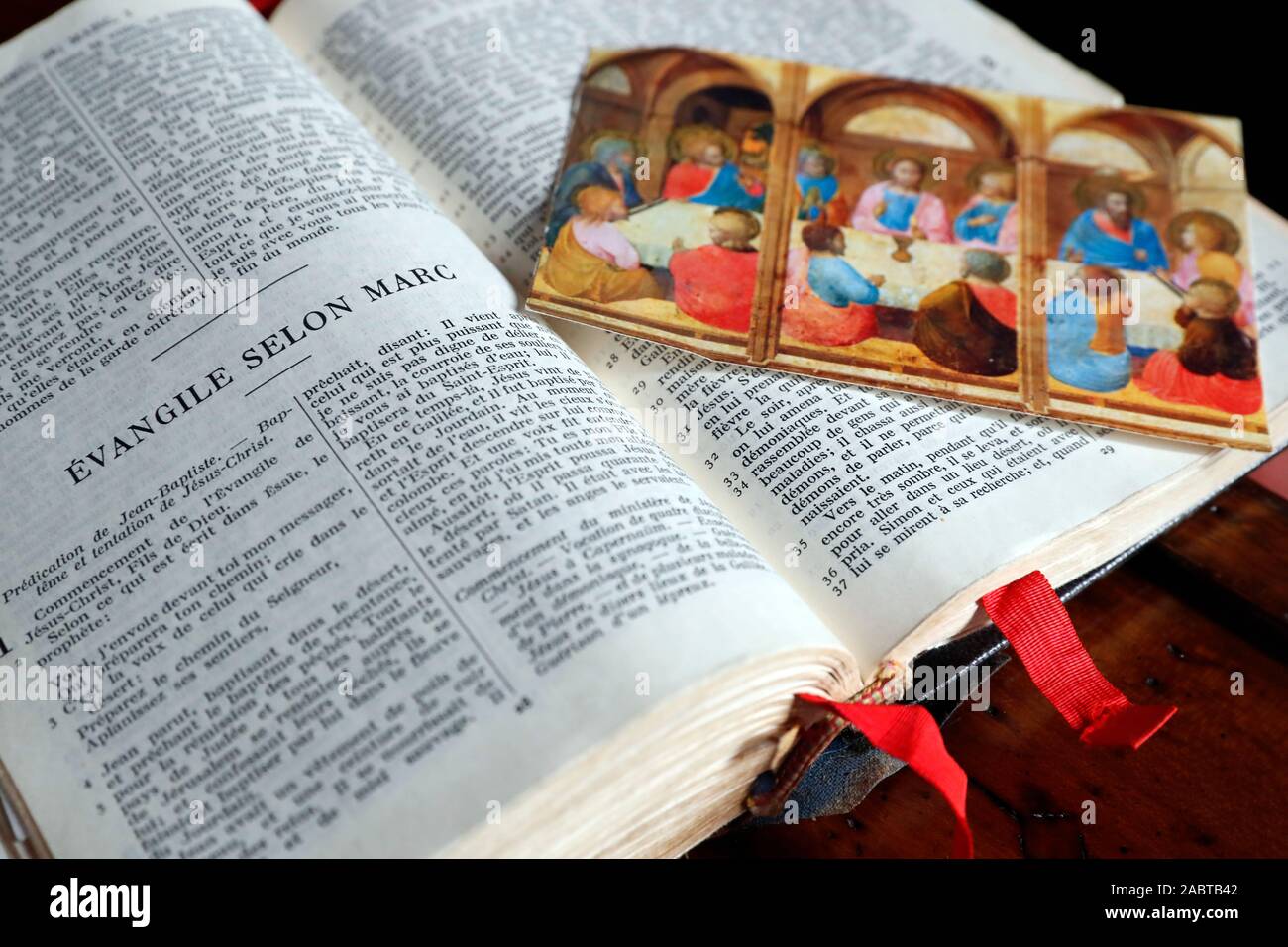 Vieille bible ouverte. Image religieuse de la Dernière Cène. La France. Banque D'Images