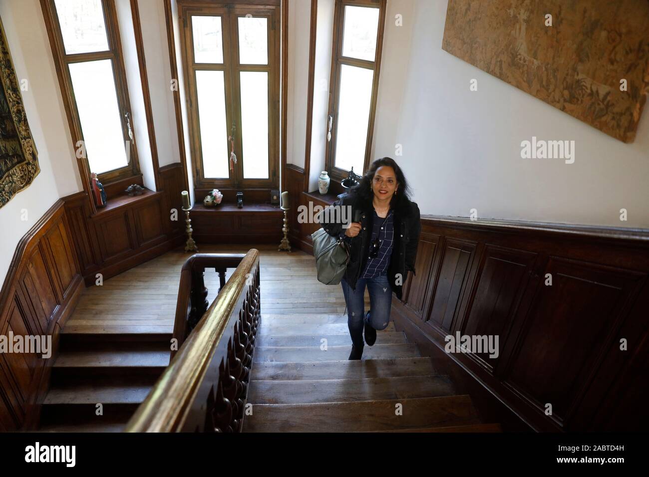 Femme escalade un escalier en France. Banque D'Images