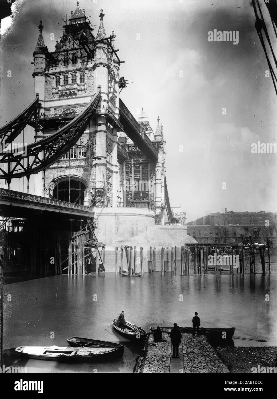Tower Bridge à Londres au début de l'étape de la photographie vintage Banque D'Images