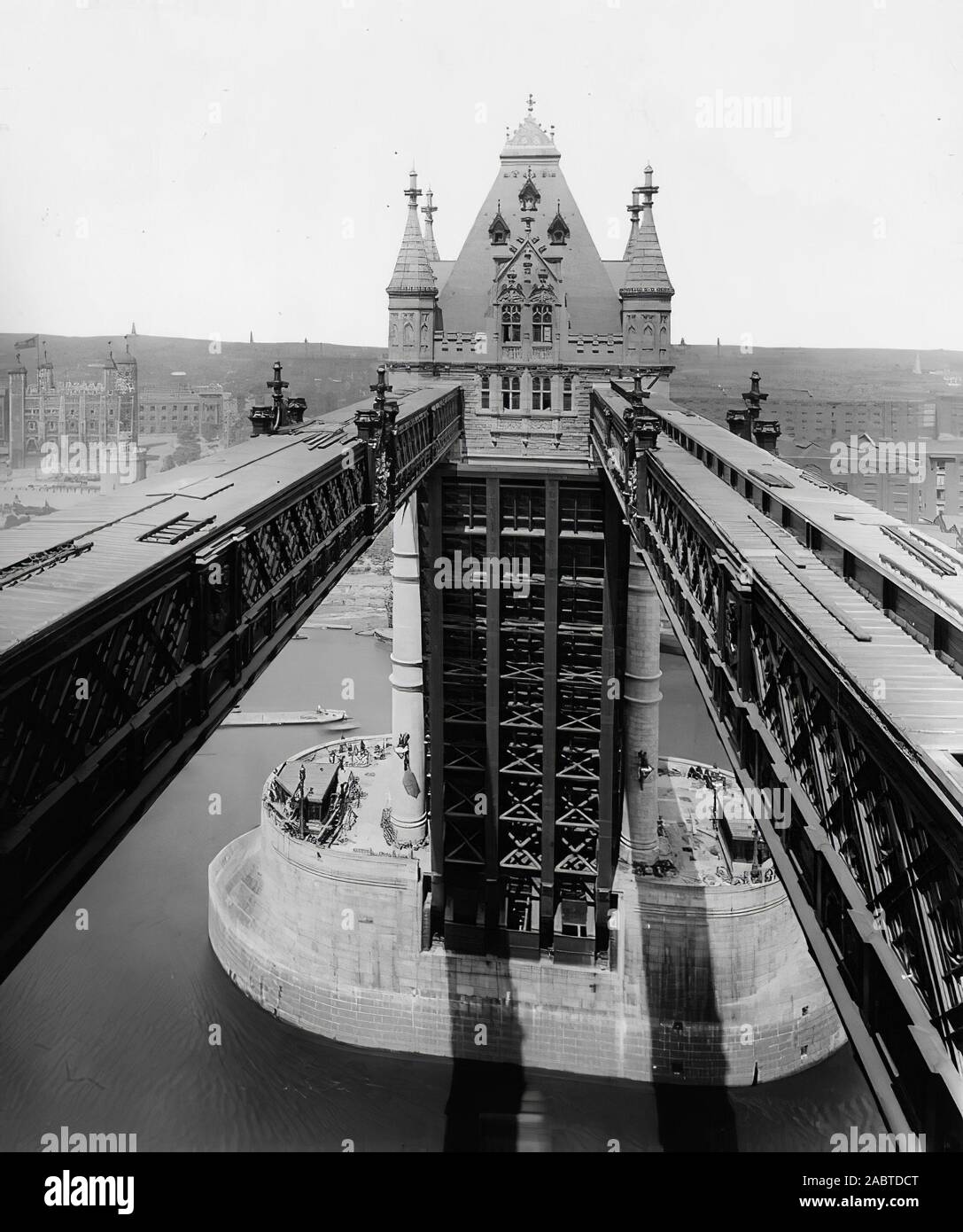 Tower Bridge à Londres au début de l'étape de la photographie vintage Banque D'Images