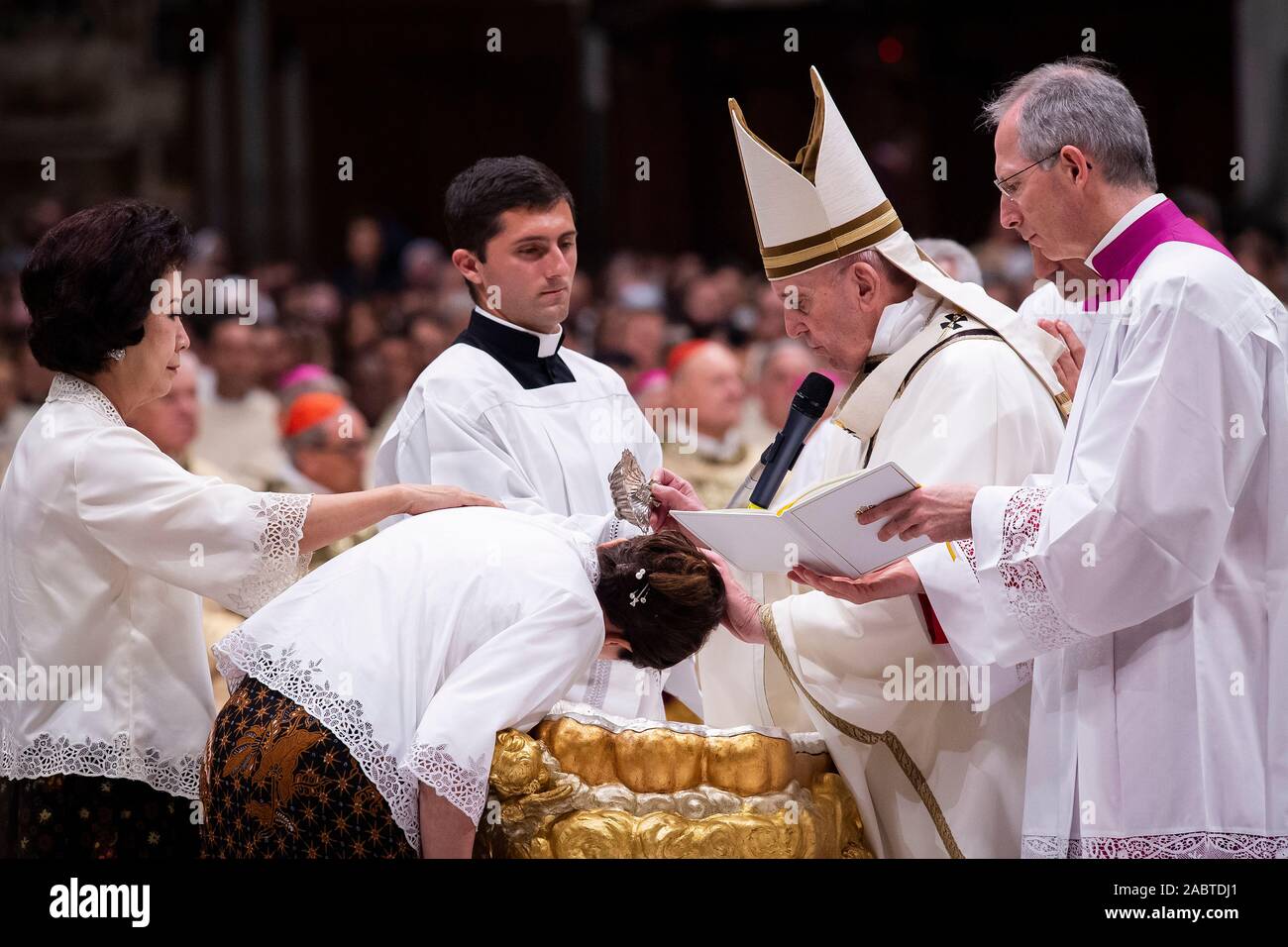 Pape Francis baptise un fidèle de masse au cours de la veillée pascale dans la Basilique Saint-Pierre au Vatican. Banque D'Images