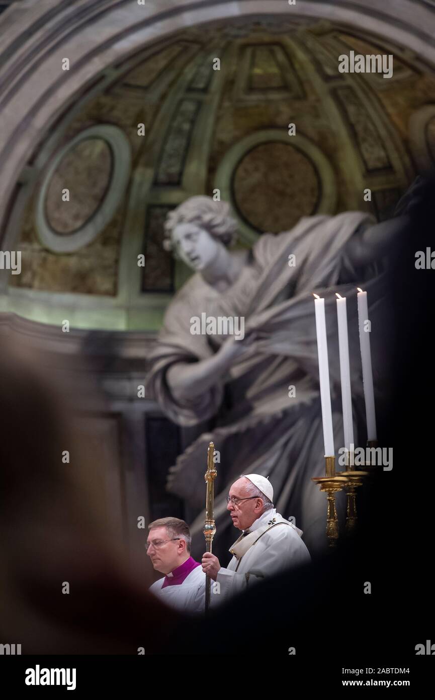 Le pape François célèbre la Messe de l'Épiphanie dans la Basilique Saint-Pierre, Vatican. Banque D'Images