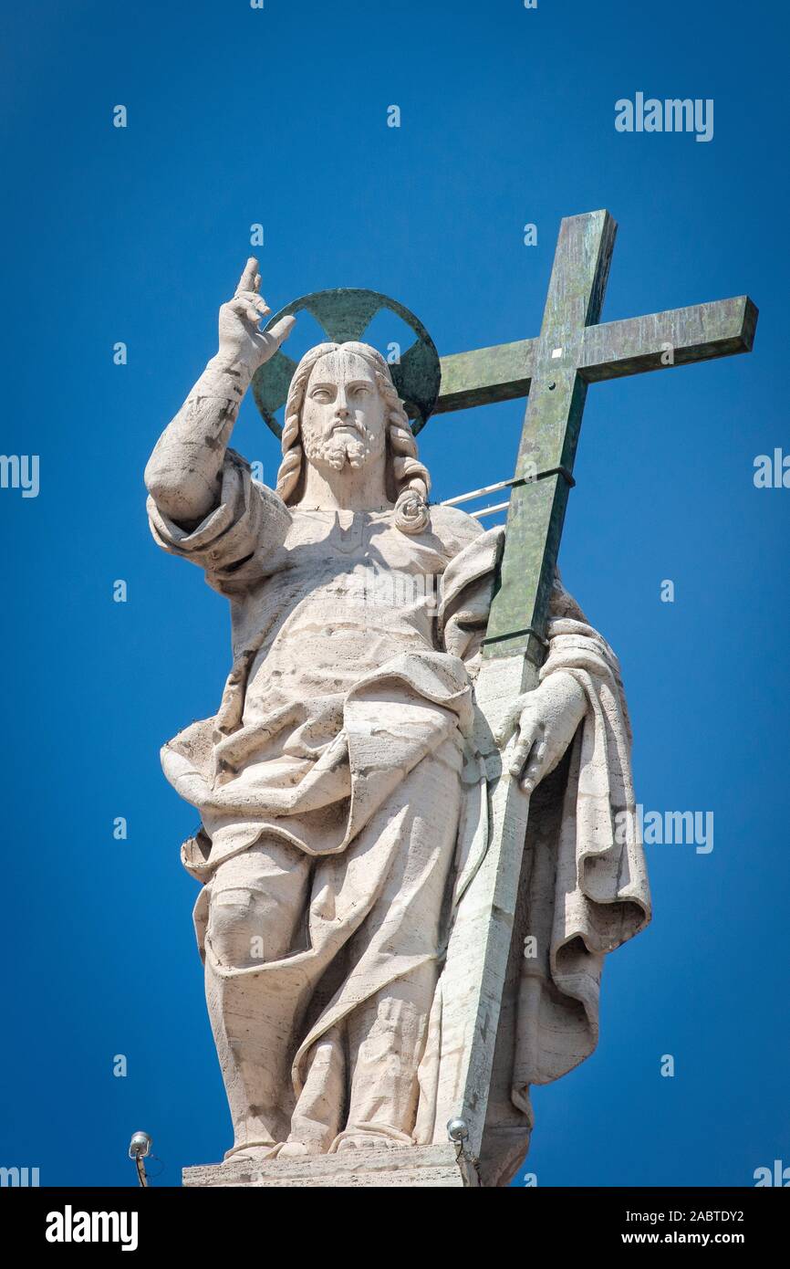 Statue de Jésus sur le haut de la façade de la Basilique Saint-Pierre, Vatican. Banque D'Images