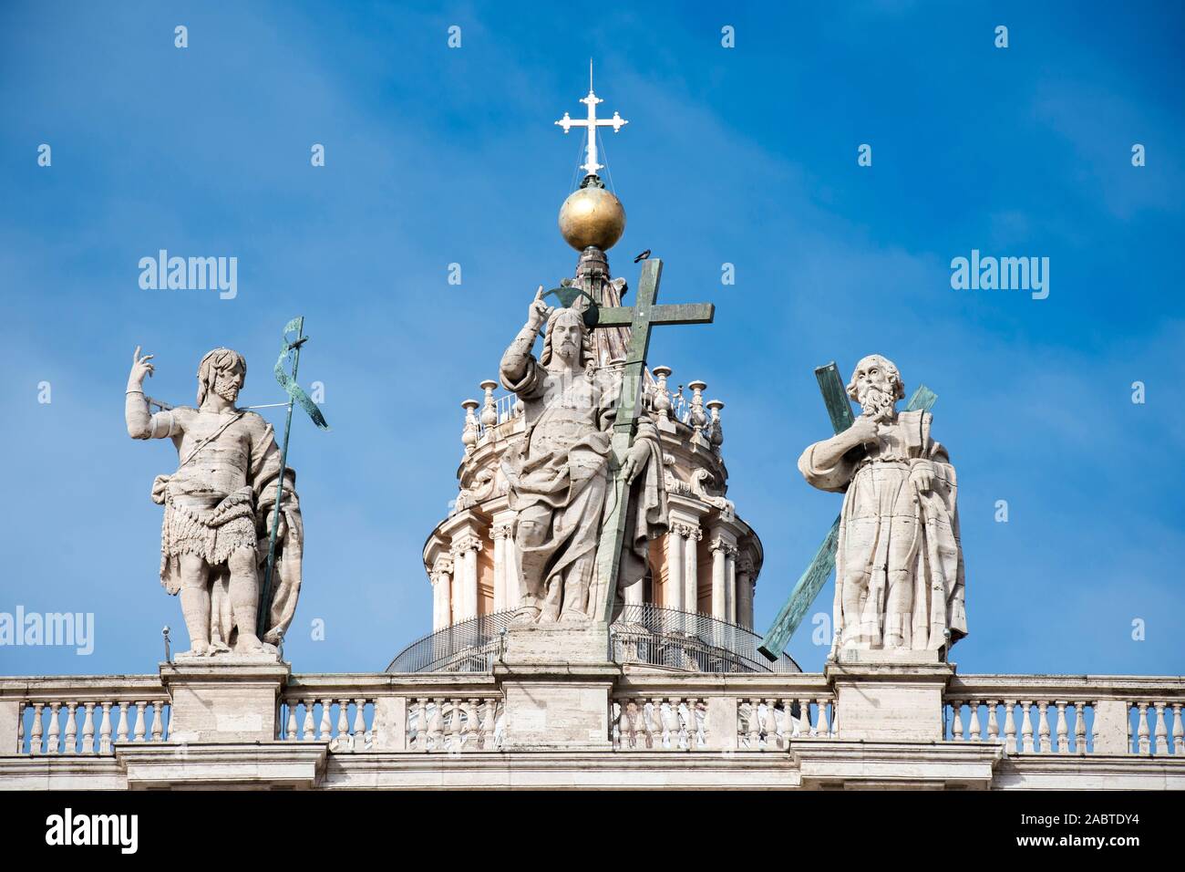 Statue de Jésus sur le haut de la façade de la Basilique Saint-Pierre, Vatican. Banque D'Images