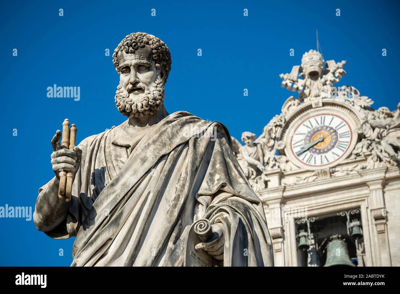 Statue de Saint Pierre et la Basilique Saint Pierre réveil dans l'arrière-plan. La cité du Vatican. Banque D'Images