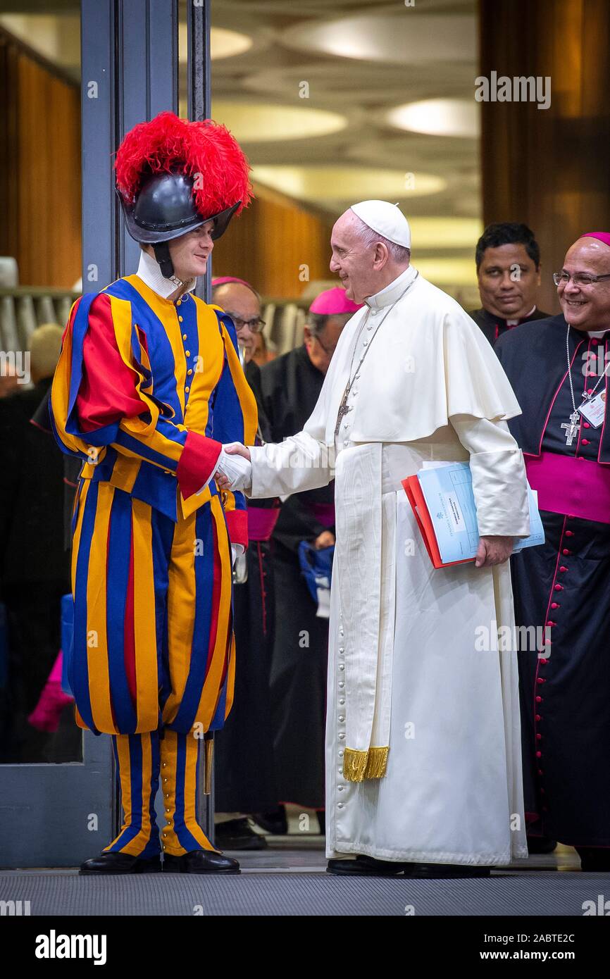 Le pape François, serre la main avec un garde suisse à la nouvelle Salle du Synode au Vatican. Banque D'Images Le pape François, serre la main avec un garde suisse à la nouvelle Salle du Synode au Vatican. Banque D'Images