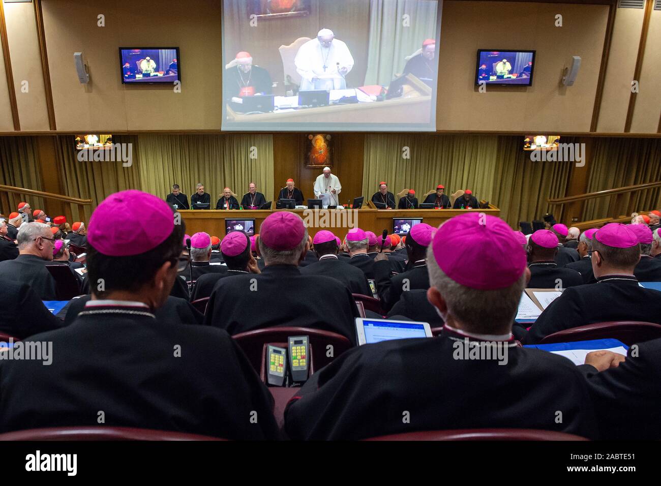 Le pape François arrive pour le Synode des Évêques sur le thème "Les jeunes, la foi et le discernement de la' à la nouvelle salle du synode dans le Vatica Banque D'Images Le pape François arrive pour le Synode des Évêques sur le thème "Les jeunes, la foi et le discernement de la' à la nouvelle salle du synode dans le Vatica Banque D'Images