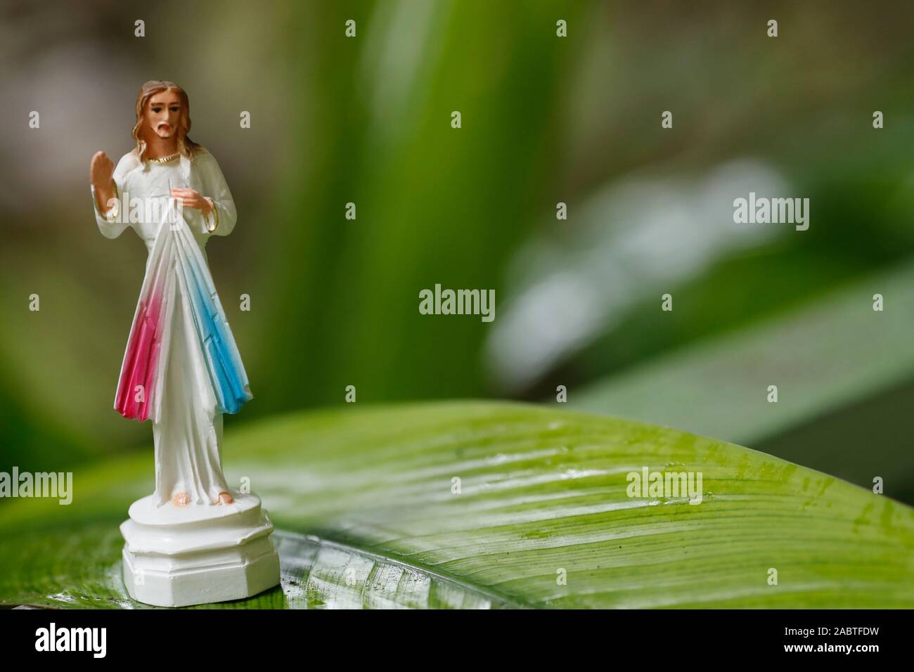 La Divine Miséricorde de Jésus statue avec la couleur verte de l'arbre. Kep. Le Cambodge. Banque D'Images