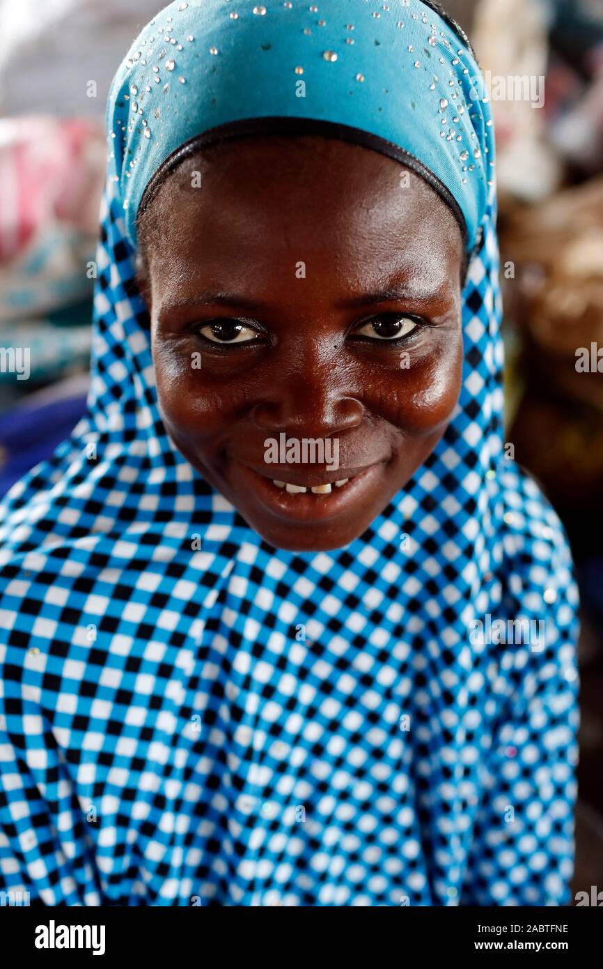 Femme musulmane portant le hijab vêtements traditionnel arabe. Le Togo. Banque D'Images