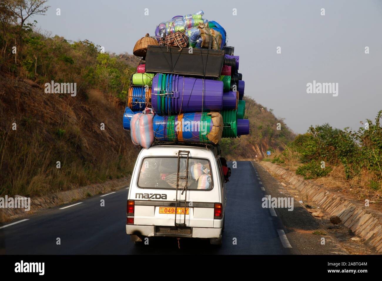 Minibus surchargé sur une route au Togo. Banque D'Images