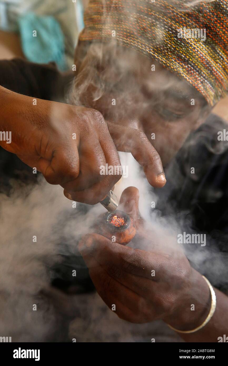 Fumer du cannabis dans l'homme au Togo Kpalimé,. Banque D'Images