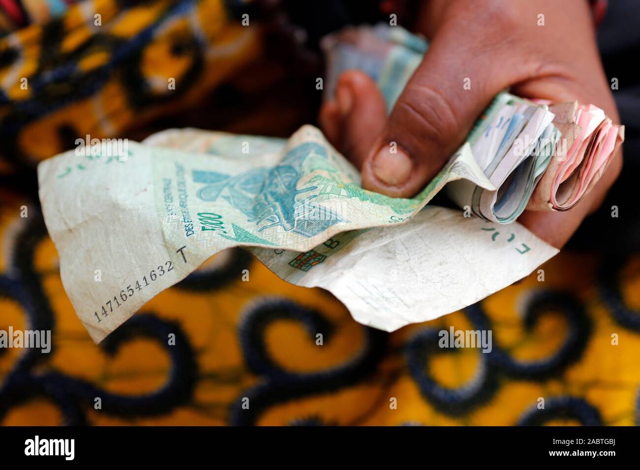Femme à l'aide de Francs CFA. Les billets en euros. Close-up. Lome. Le Togo. Banque D'Images