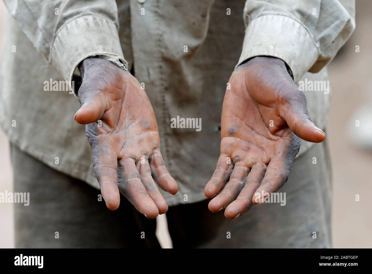 Agriculteur. Fermer-sur les mains. Datcha-Attikpaye. Le Togo. Banque D'Images
