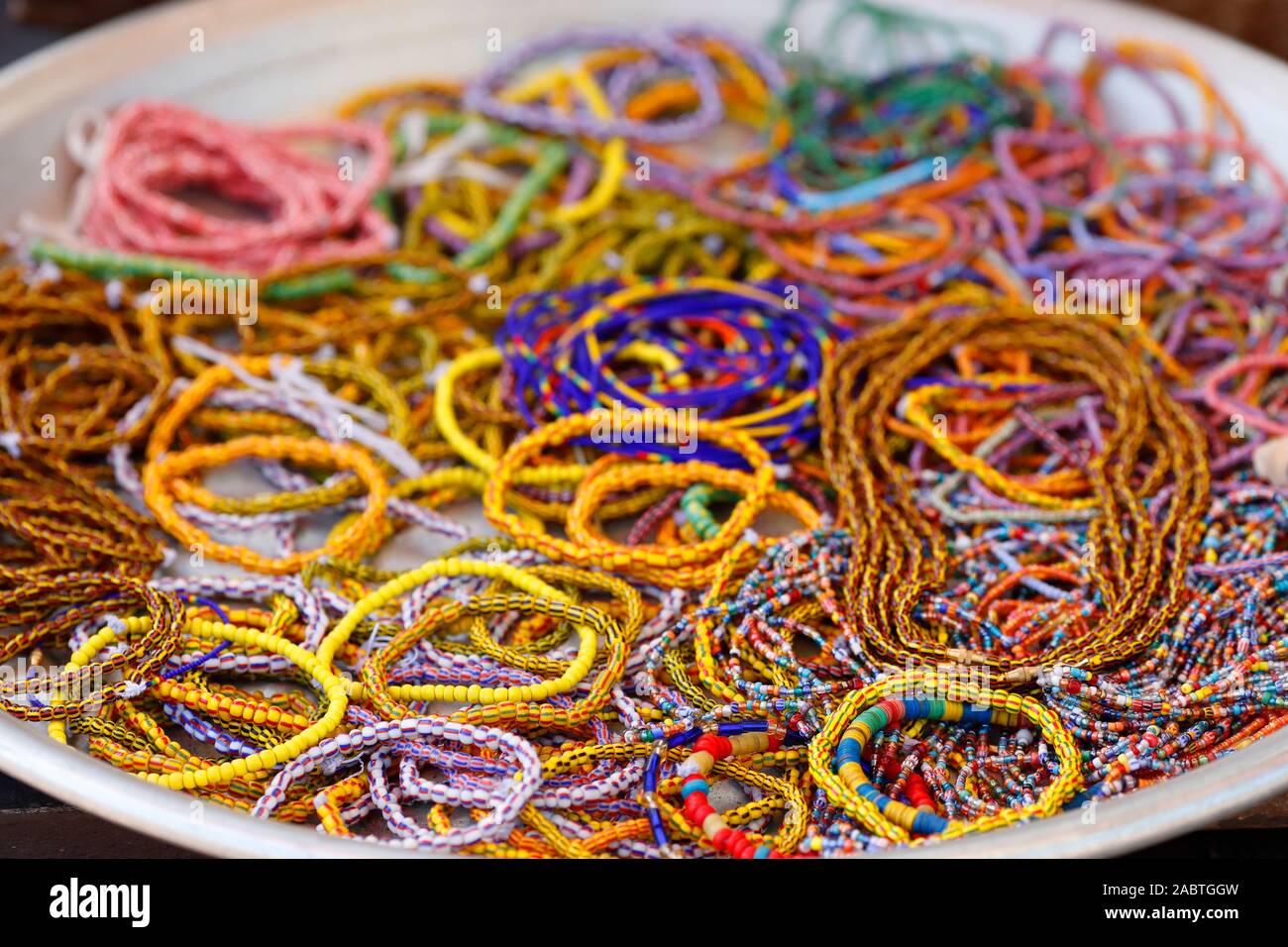 Collections colorées de bracelets ethniques perles et cordon pour la vente. Lome. Le Togo. Banque D'Images