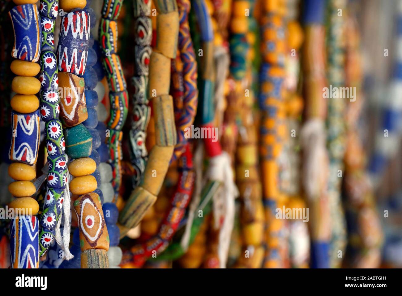 Collections colorées de bracelets ethniques perles et cordon pour la vente. Lome. Le Togo. Banque D'Images
