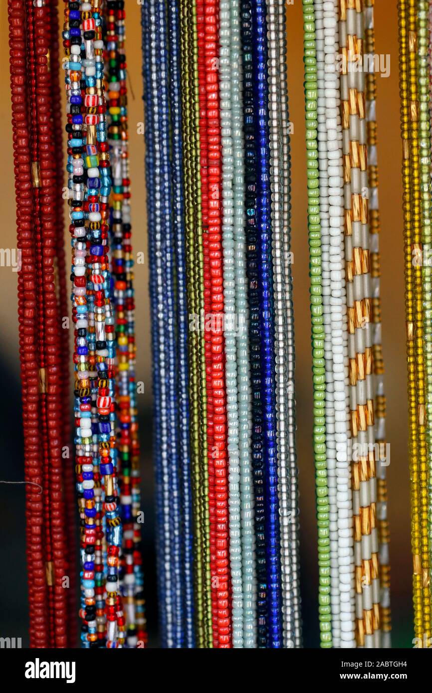 Collections colorées de bracelets ethniques perles et cordon pour la vente. Lome. Le Togo. Banque D'Images