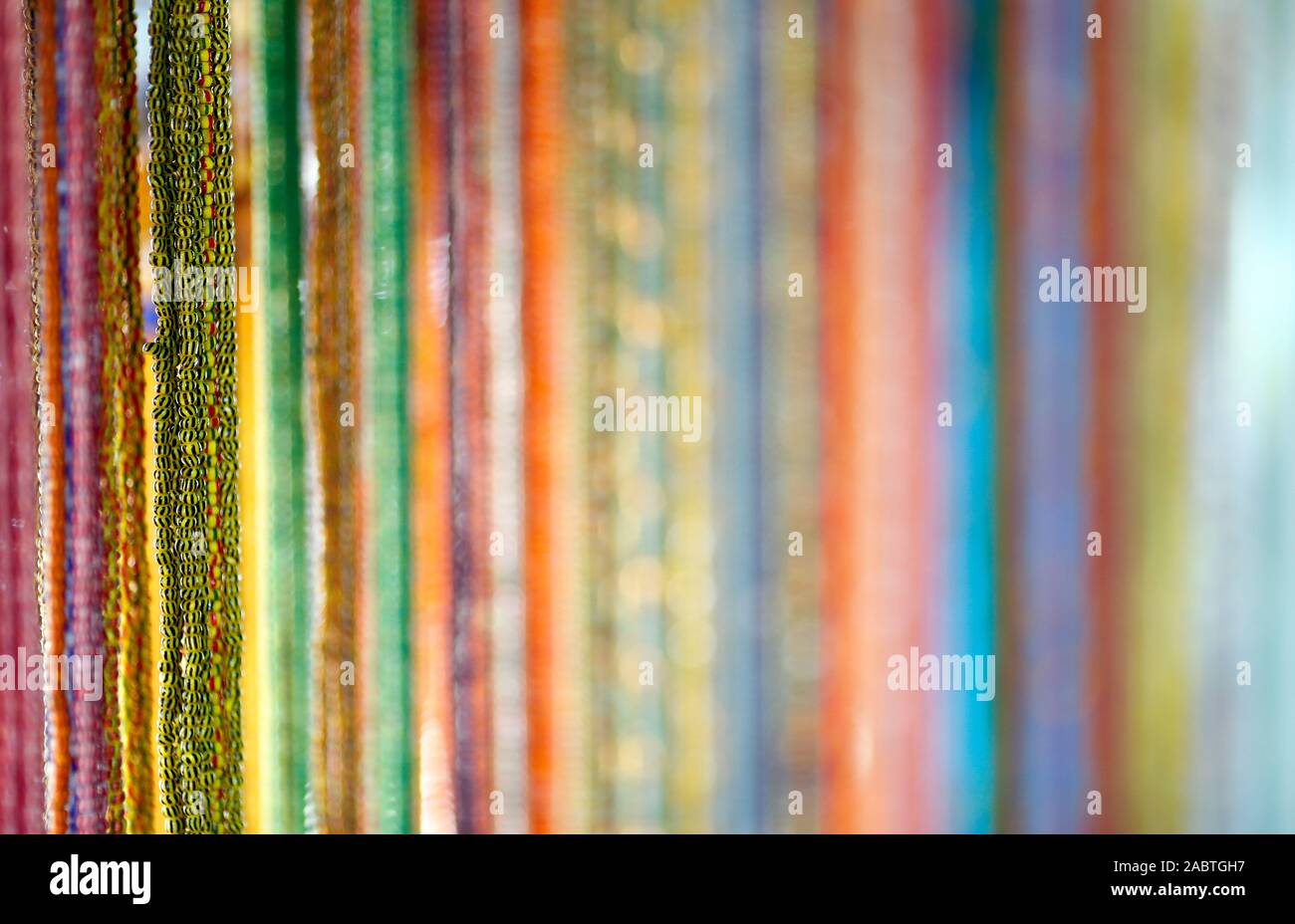 Collections colorées de bracelets ethniques perles et cordon pour la vente. Lome. Le Togo. Banque D'Images