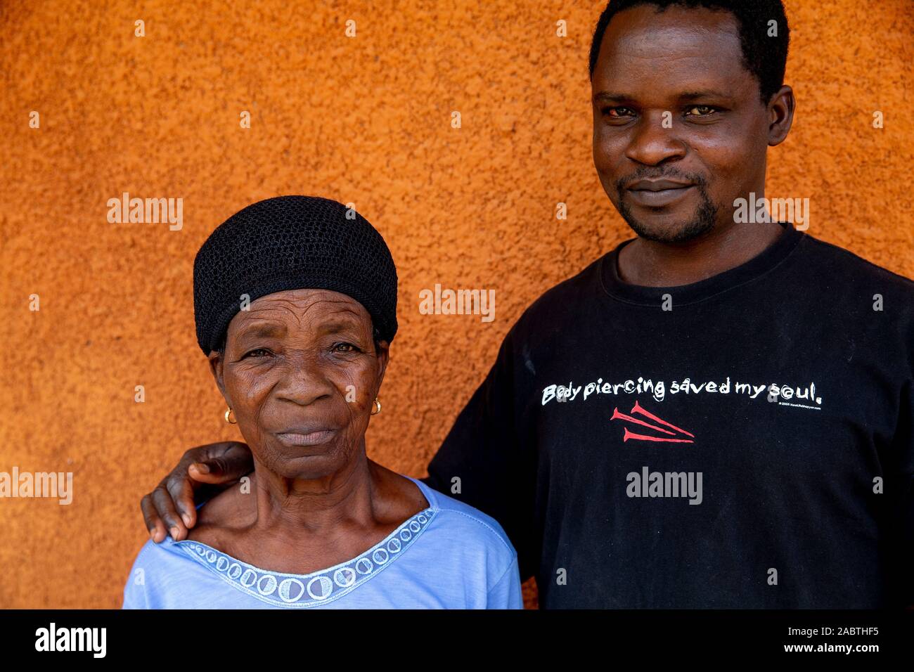 Oasis de l'amour, un centre catholique pour handicapés mentaux dans la région de Kpalimé, au Togo. Homme handicapé avec sa mère. Banque D'Images