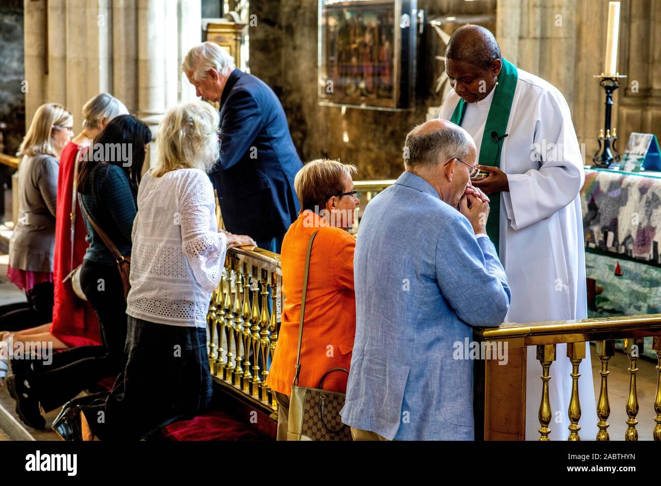 Service Anglican dans All Hallows par la tour, la plus ancienne église de la ville de Londres. Royaume-uni communon sainte. Banque D'Images
