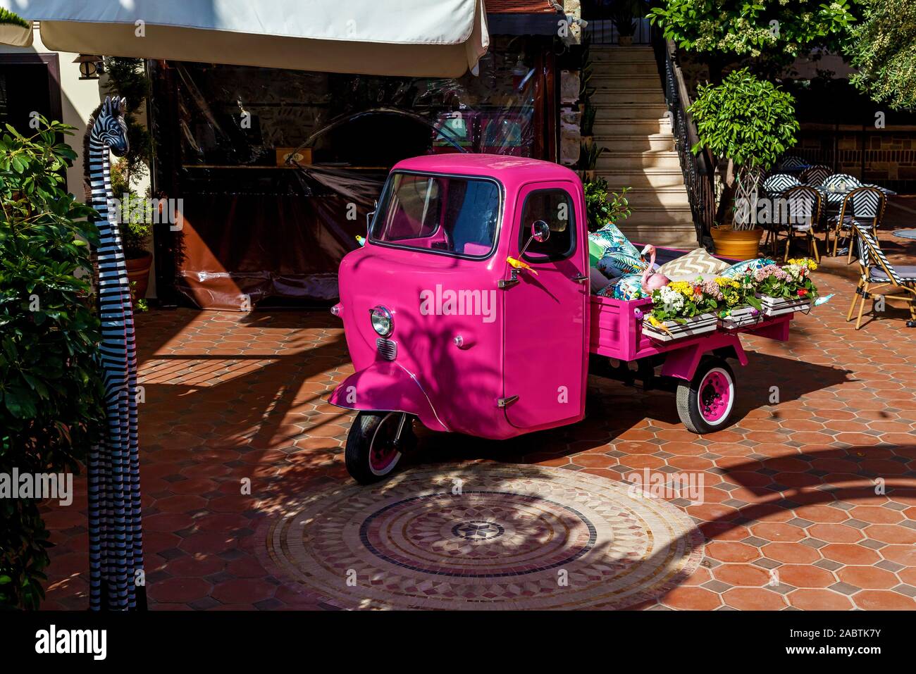 Piaggio Ape de couleur rose avec des fleurs et des choses à vendre dans le  coffre. La localisation dans la rue en Turquie, Alanya Photo Stock - Alamy