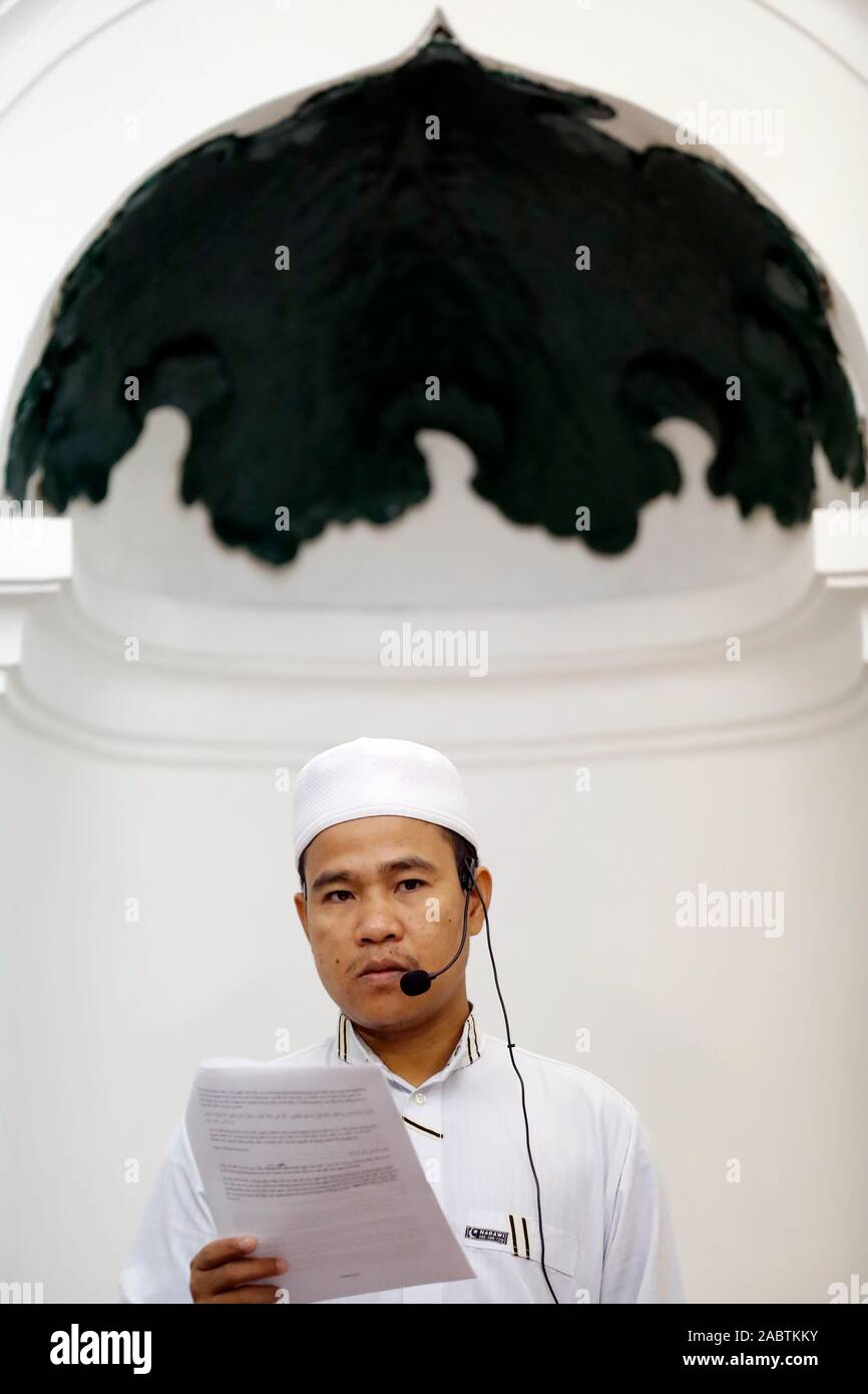 La prière du vendredi (jummah). Donner le sermon de l'Imam ( Khoutbah). La mosquée Masjid Al Noor. Hanoi. Le Vietnam. Banque D'Images