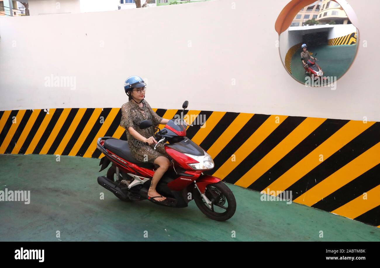 Asian woman driving moto. Notre annuaire d'entreprises. Le Vietnam. Banque D'Images