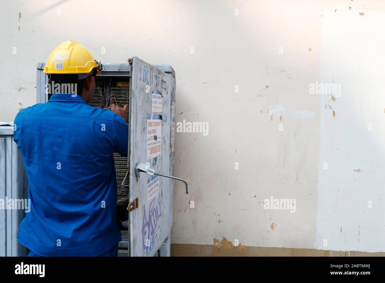 Électricien vietnamien des prises de contrôle. Ho Chi Minh Ville. Le Vietnam. Banque D'Images