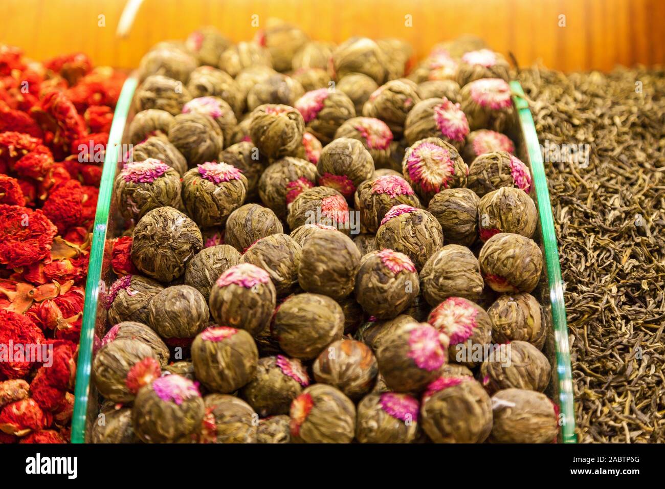 Beaucoup de fleurs séchées se trouvent sur le comptoir du magasin à un bazar turc. Banque D'Images