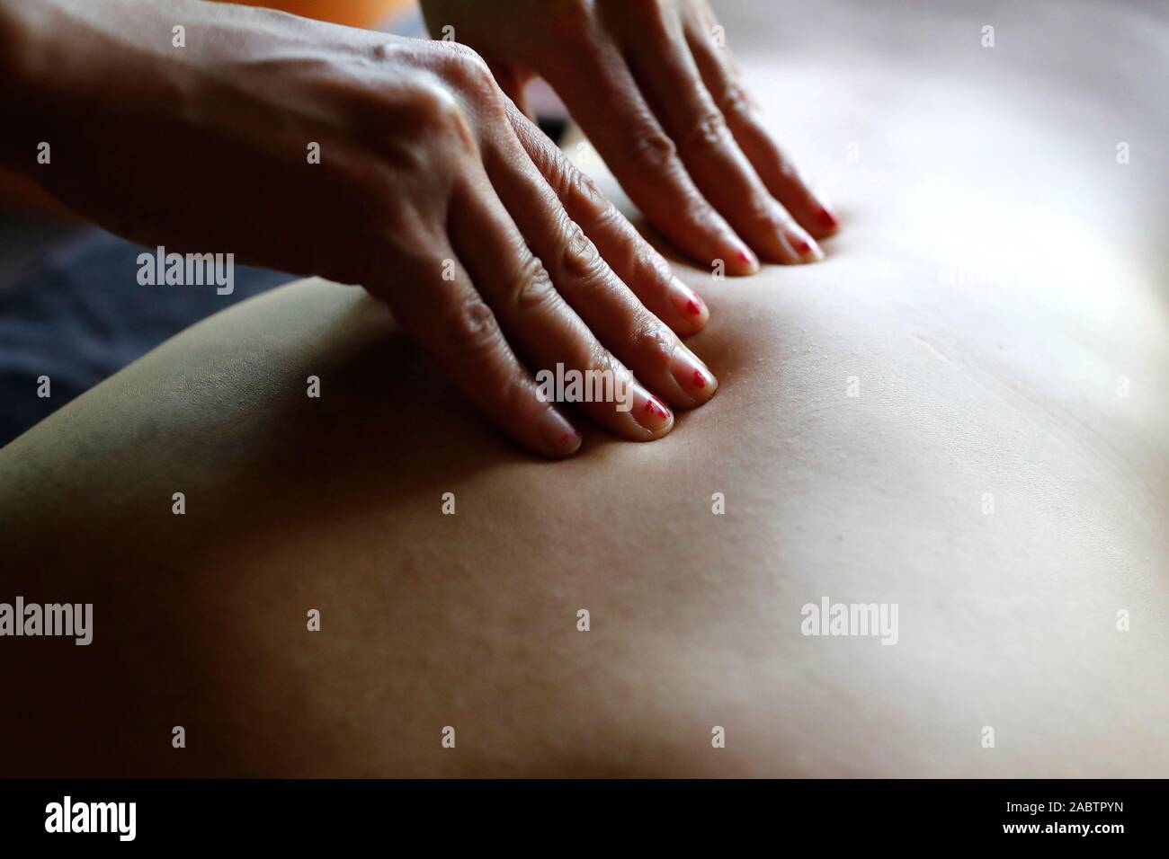 Woman receiving massage sur table de massage spa. Sapa. Le Vietnam. Banque D'Images