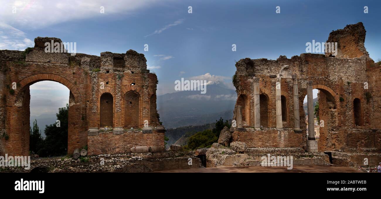 L'Italie, la Sicile, Taormina, le théâtre grec (Teatro Greco, iiie siècle avant J.-C.) avec l'Etna en arrière-plan Banque D'Images