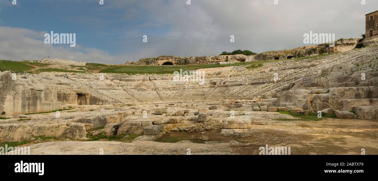 Italie, Sicile, Syracuse, Parc archéologique de Neapolis , Théâtre Grec (5e siècle avant J.-C., reconstruite 3e siècle avant J.-C.) Banque D'Images