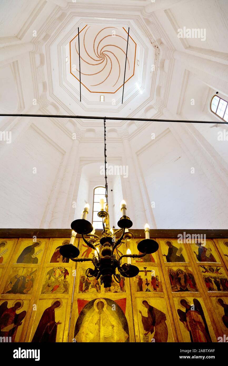 Moscou, Russie - le 9 juillet 2019 : l'intérieur de la tour blanche murs de la cathédrale Saint-Basile sur la Place Rouge Banque D'Images