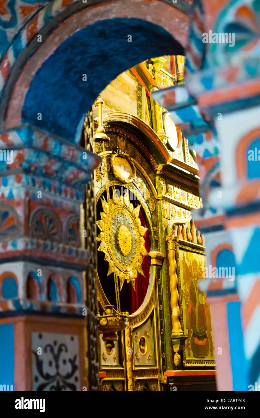 Moscou, Russie - le 9 juillet 2019 : Détails de l'icône d'or et des ornements sur les murs intérieurs de la cathédrale de Saint Basil Banque D'Images