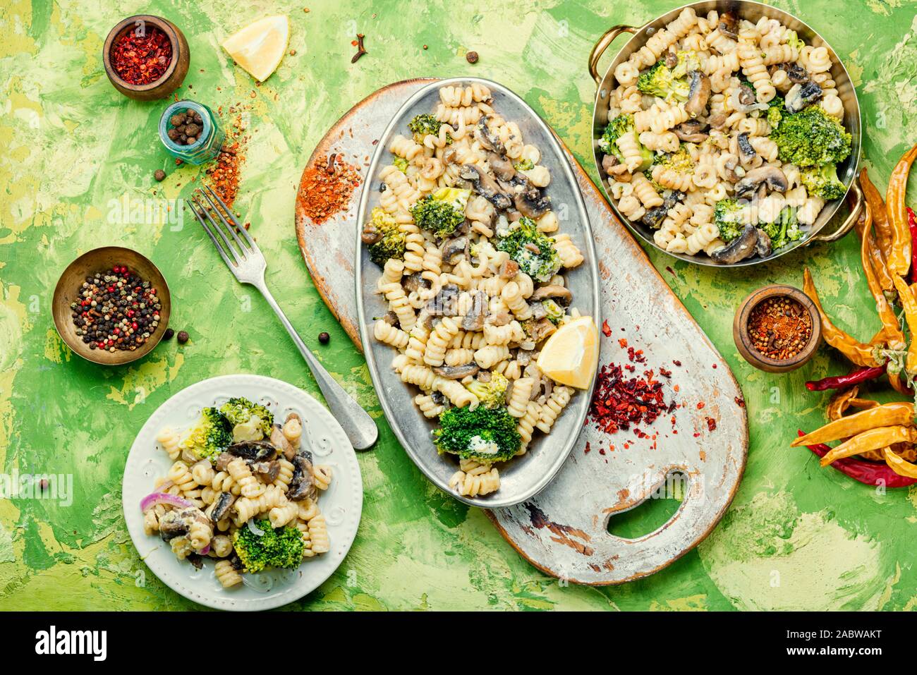 Le brocoli cuit et les pâtes aux champignons.La cuisine Italienne Banque D'Images