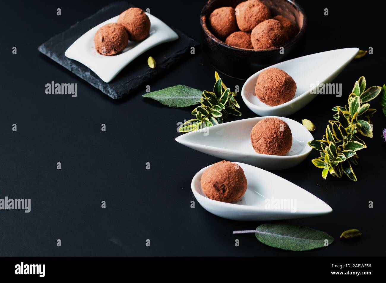 Concept d'aliments sains des orgain truffe au chocolat sur fond noir avec copie espace Banque D'Images
