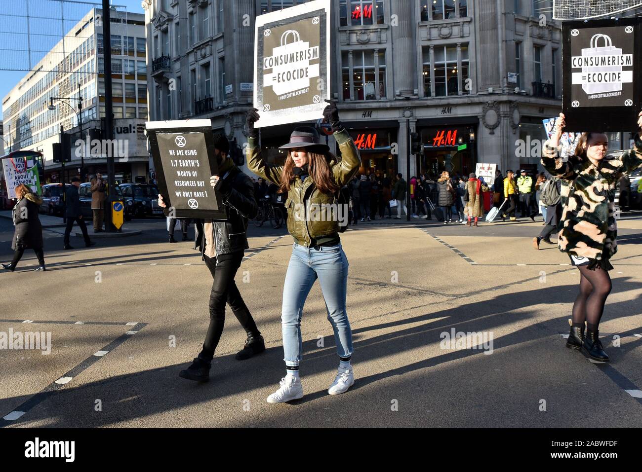 Oxford Circus, Londres, Royaume-Uni. 29 novembre 2019. La vérité laide au sujet de la mode. Rébellion Extinction protester contre le Vendredi Noir ventes dans Oxford Street. Crédit : Matthieu Chattle/Alamy Live News Banque D'Images