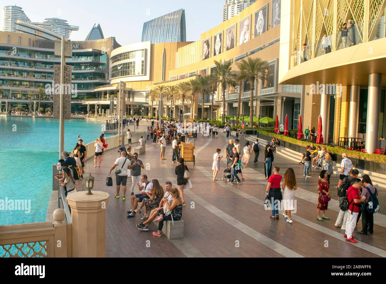 Dubaï / Emirats Arabes Unis - 5 novembre, 2019 : le plus grand centre commercial du monde. Centre commercial de Dubaï extérieur avec les touristes. Banque D'Images