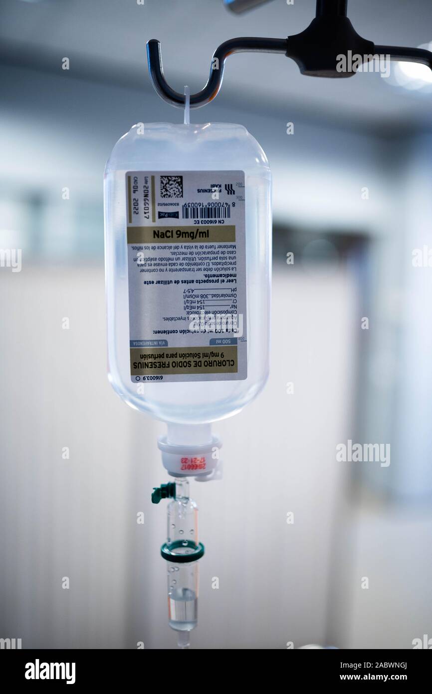 Solution saline pour perfusion de liquide de perfusion IV dans l'arrière-plan de l'hôpital. Matériel de perfusion perfusion intraveineuse à l'hôpital Banque D'Images