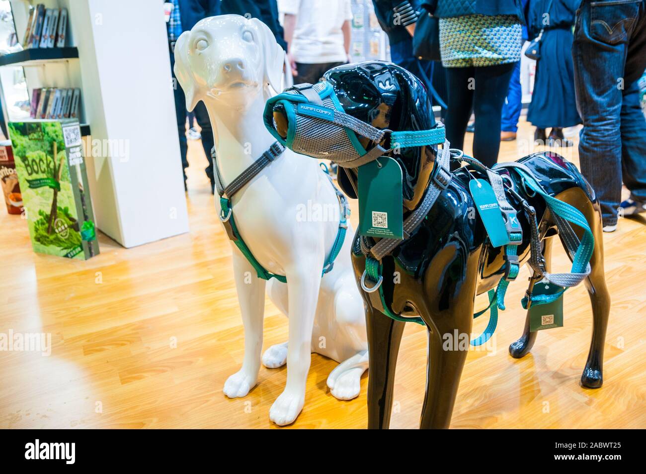 Le Dong Fang stand au 2019 China International Pet Show afficher leur ligne de harnais de chien. Banque D'Images