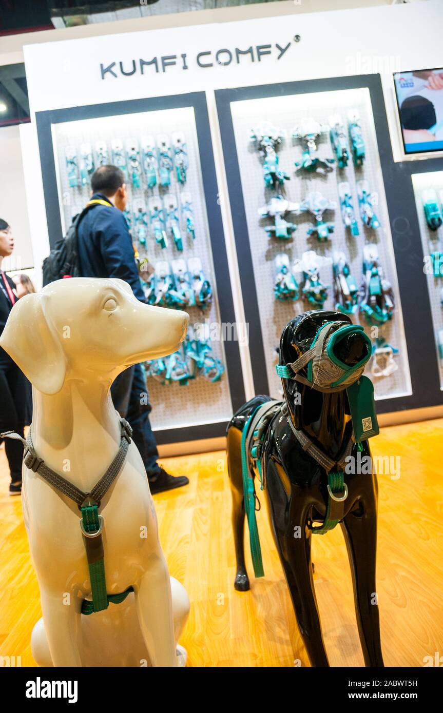 Le Dong Fang stand au 2019 China International Pet Show afficher leur ligne de harnais de chien. Banque D'Images