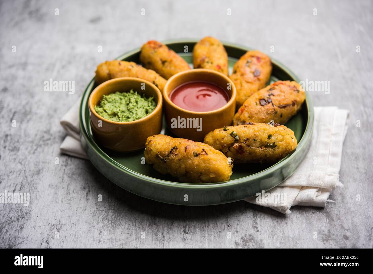Légumes au poha Cutlet ou aux patties de riz aplaties servis avec du ketchup de tomate et du chutney vert Banque D'Images