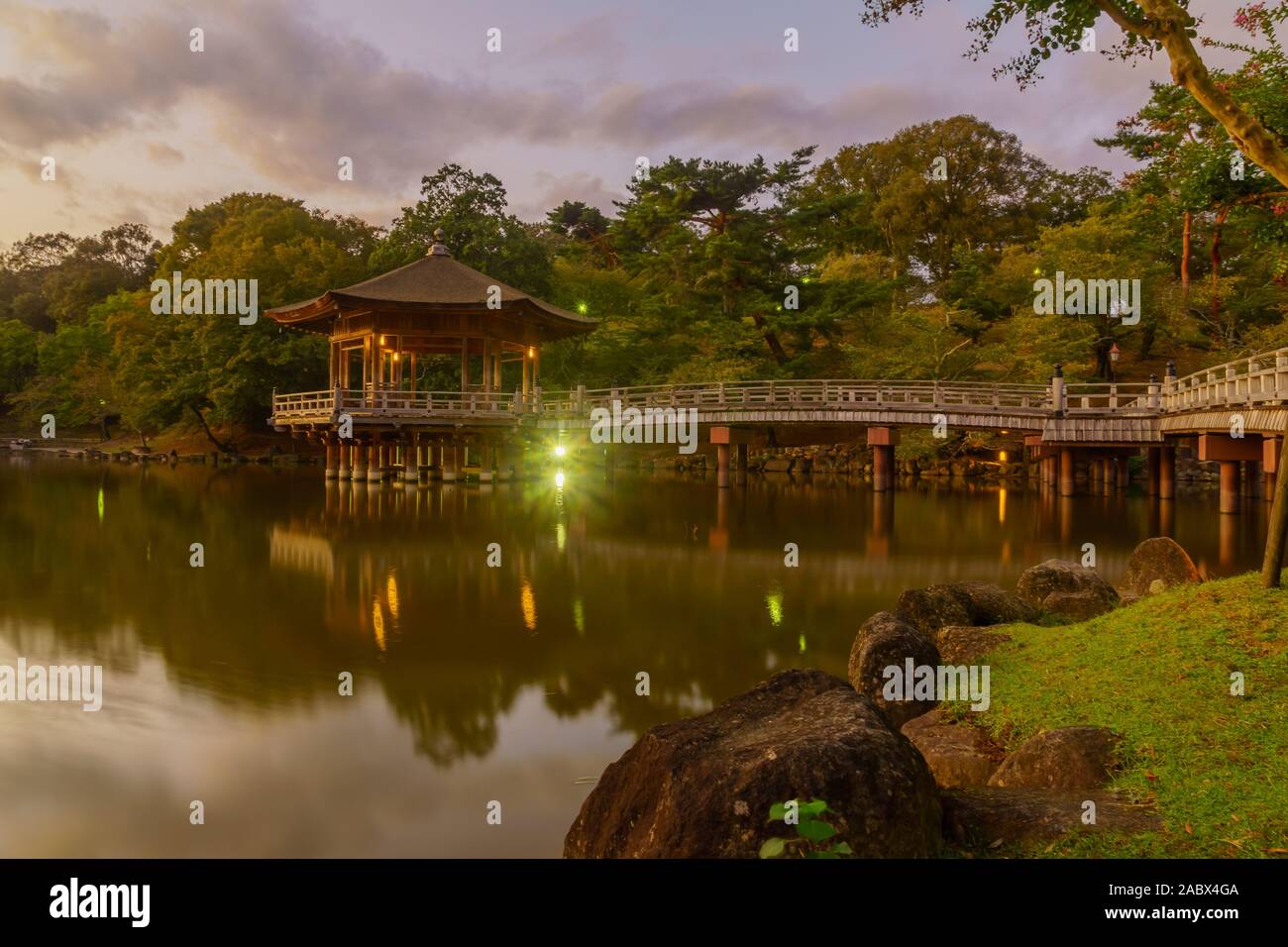 Vue du coucher de soleil du Mangetsu-ji, temple flottant ou Ukimido hall (pavillon). C'est une tonnelle hexagonale avec toit de chaume, Cypress à Nara Park Sagi- Banque D'Images