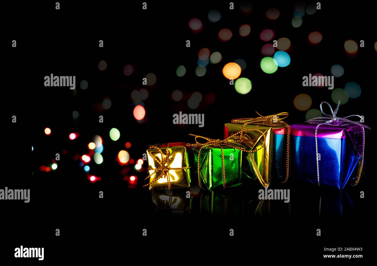 Coffrets cadeaux à la lumière d'arrière-plan flou, Joyeux Noël et Bonne année concept Banque D'Images